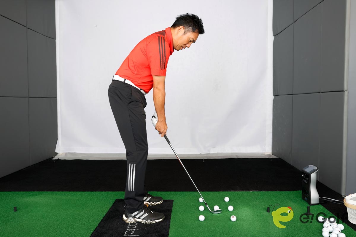 置いたボールにヘッドが当たらないようにボールを打つ