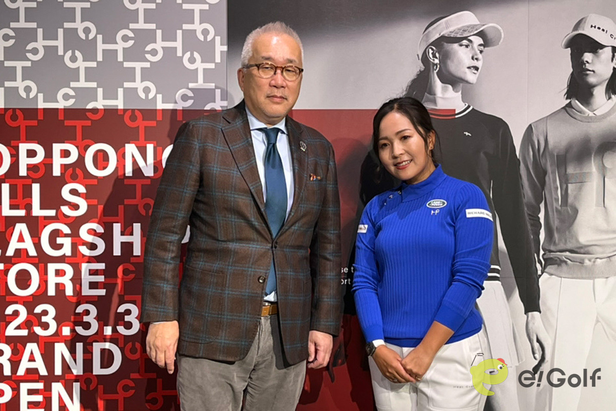 イベントに出席した（左から）桑田隆晴社長、青木瀬令奈
