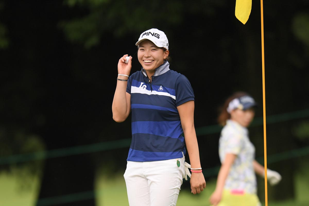 デビュー初日にホールインワンを達成。初々しくはにかむ渋野日向子　写真:Getty Images