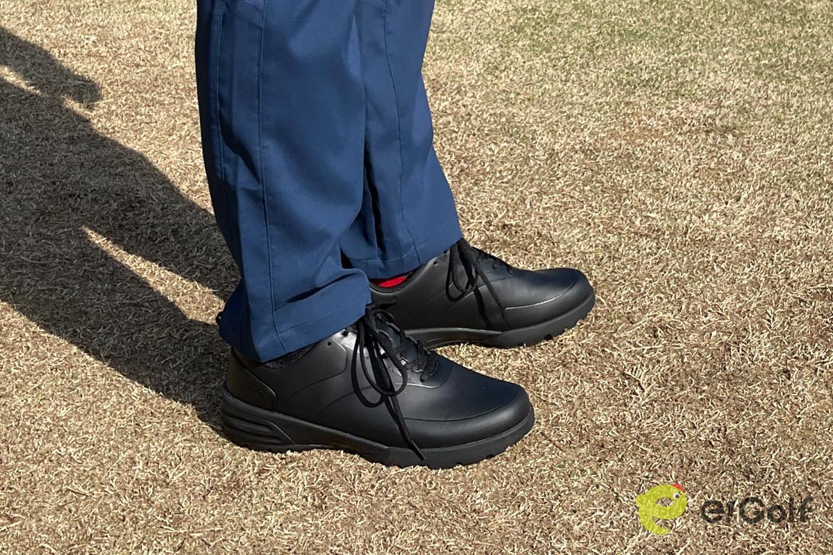 1万円以上のゴルフシューズと比べれば、物足りない部分もあるが2900円なら問題なし