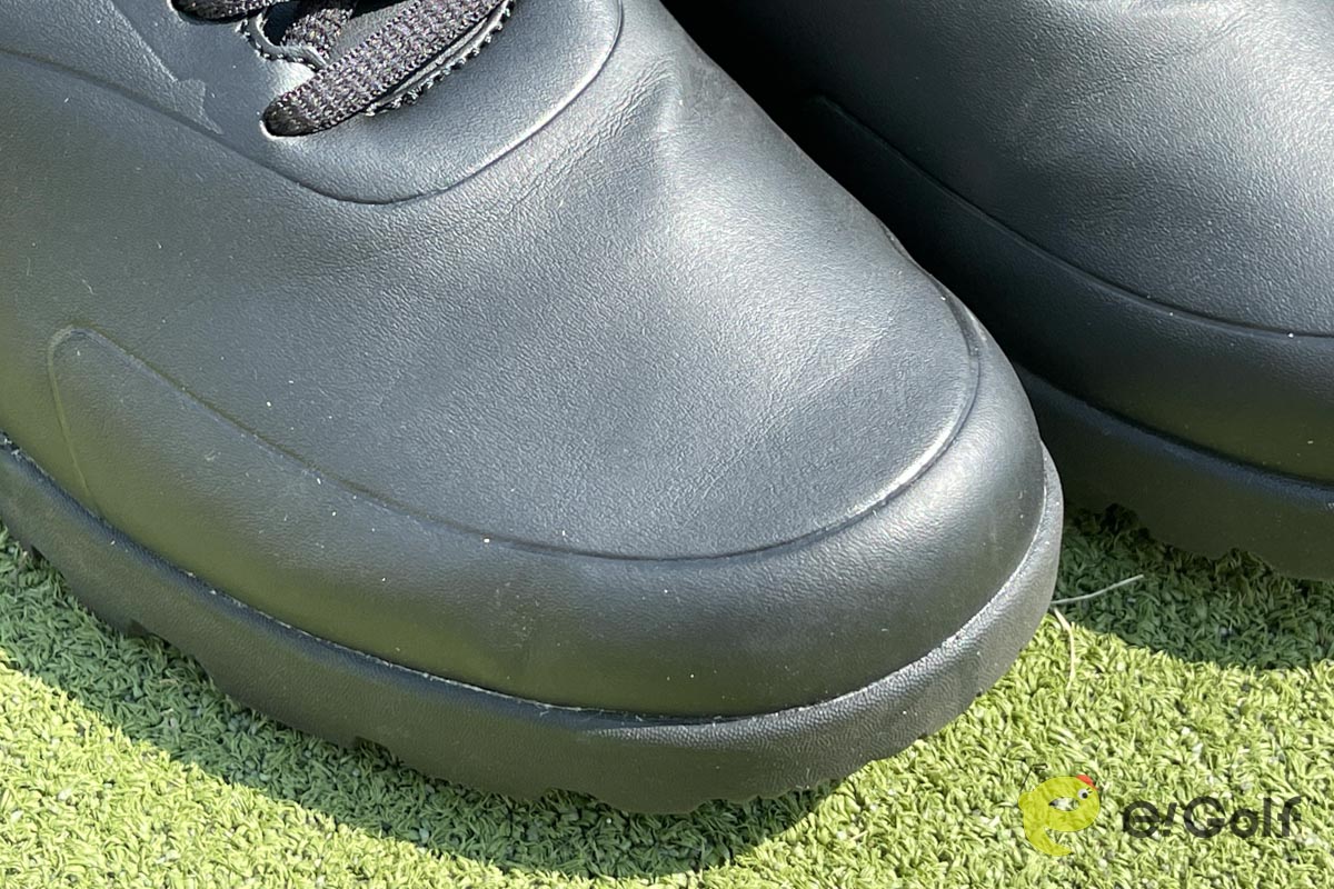 アッパーは少し硬めなので、曲げたときには少しフィット感が悪くなる