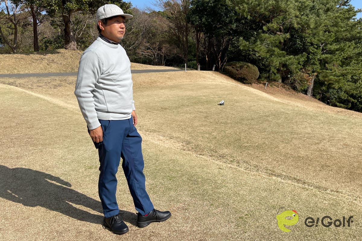 シンプルなデザインでウエアと合わせやすいワークマンのゴルフシューズ「スウィングトーション」