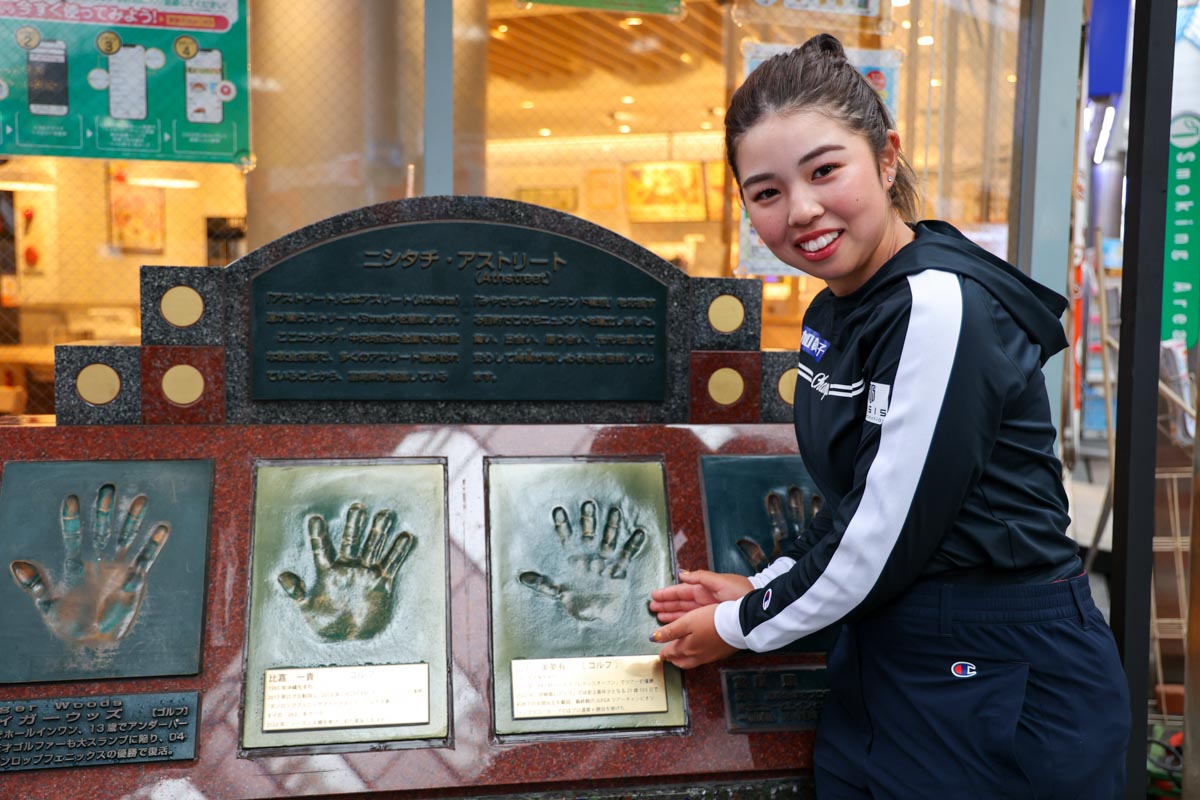 自身の手形を目にして喜ぶ山下美夢有