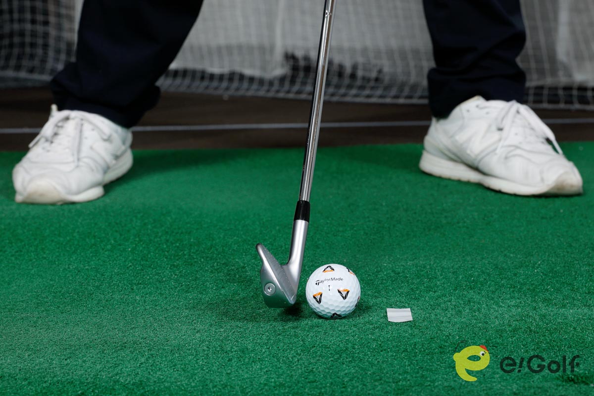 ヘッドが手前から入ってしまう人は、ボールの先3センチの所にテープを貼ってダフリを修正。ボールとテープを一緒に打つ意識で振ると、ダウンブローが身につく