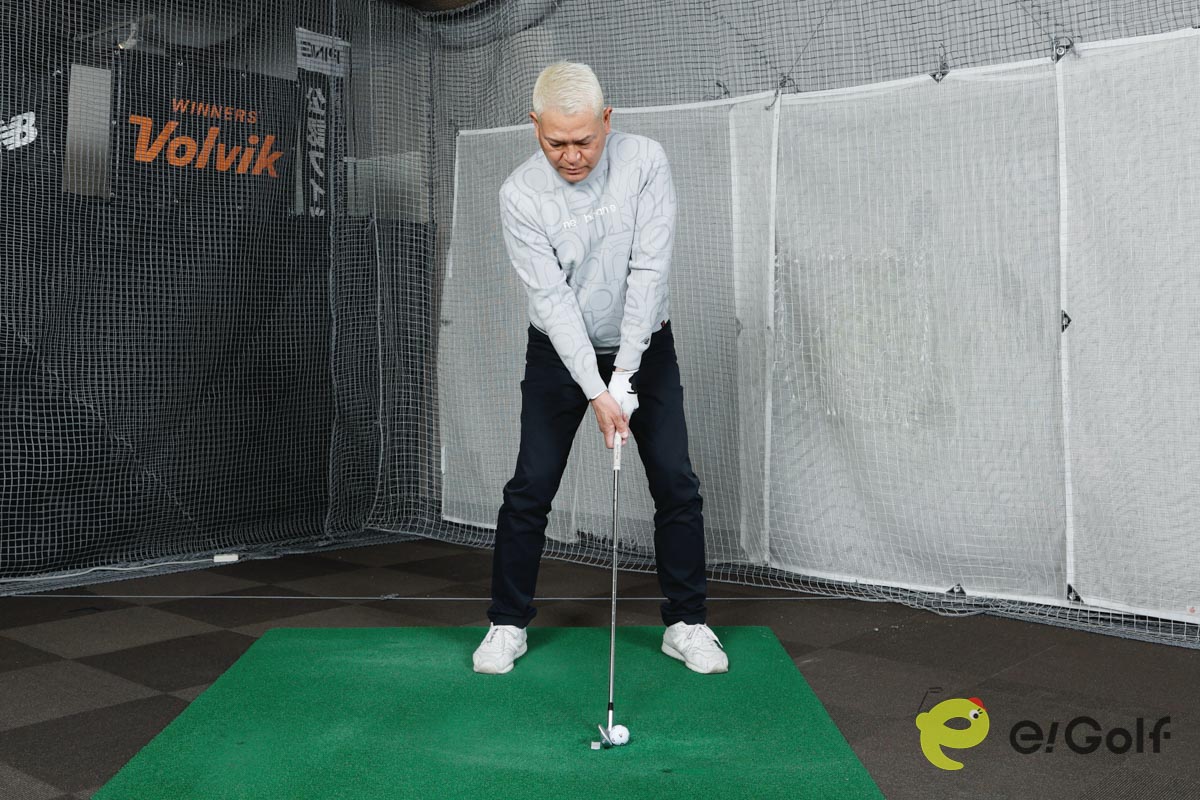 ダウンブローで打てれば、ボールの手前のテープに当てずにインパクトできる。ヘッドが上から入っている証拠