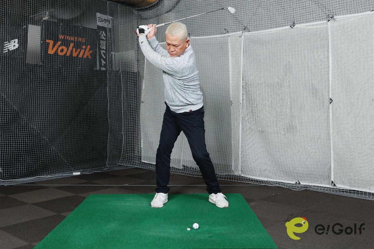 ダウンブローで打てれば、ボールの手前のテープに当てずにインパクトできる。ヘッドが上から入っている証拠