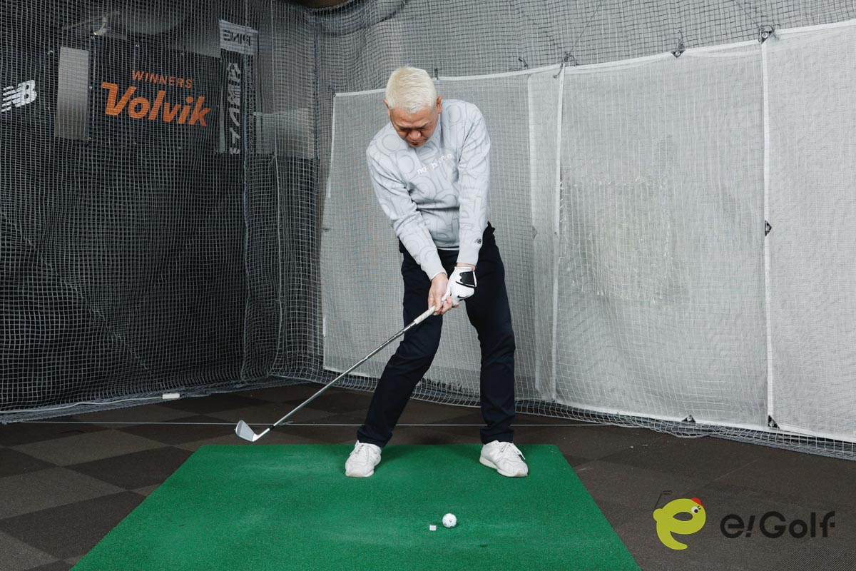 ダウンブローで打てれば、ボールの手前のテープに当てずにインパクトできる。ヘッドが上から入っている証拠