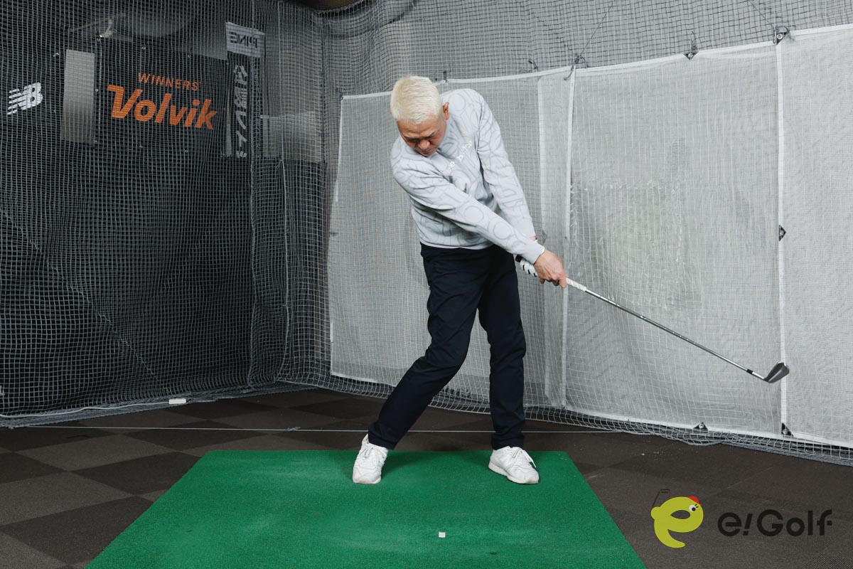 ダウンブローで打てれば、ボールの手前のテープに当てずにインパクトできる。ヘッドが上から入っている証拠