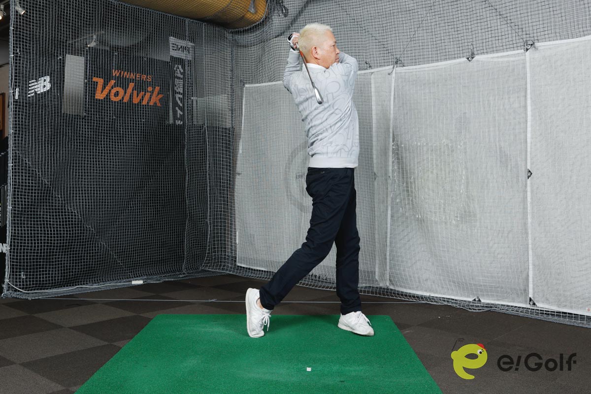 ダウンブローで打てれば、ボールの手前のテープに当てずにインパクトできる。ヘッドが上から入っている証拠