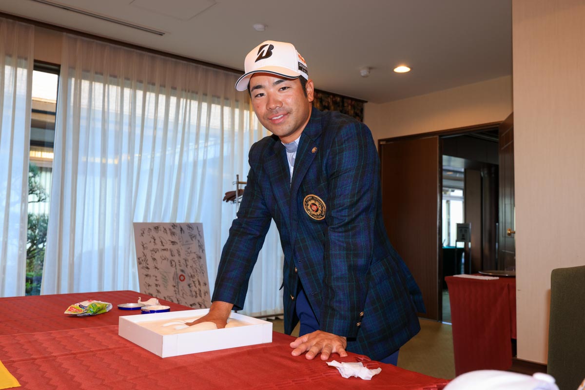 ダンロップフェニックス優勝後に手形を押す比嘉一貴