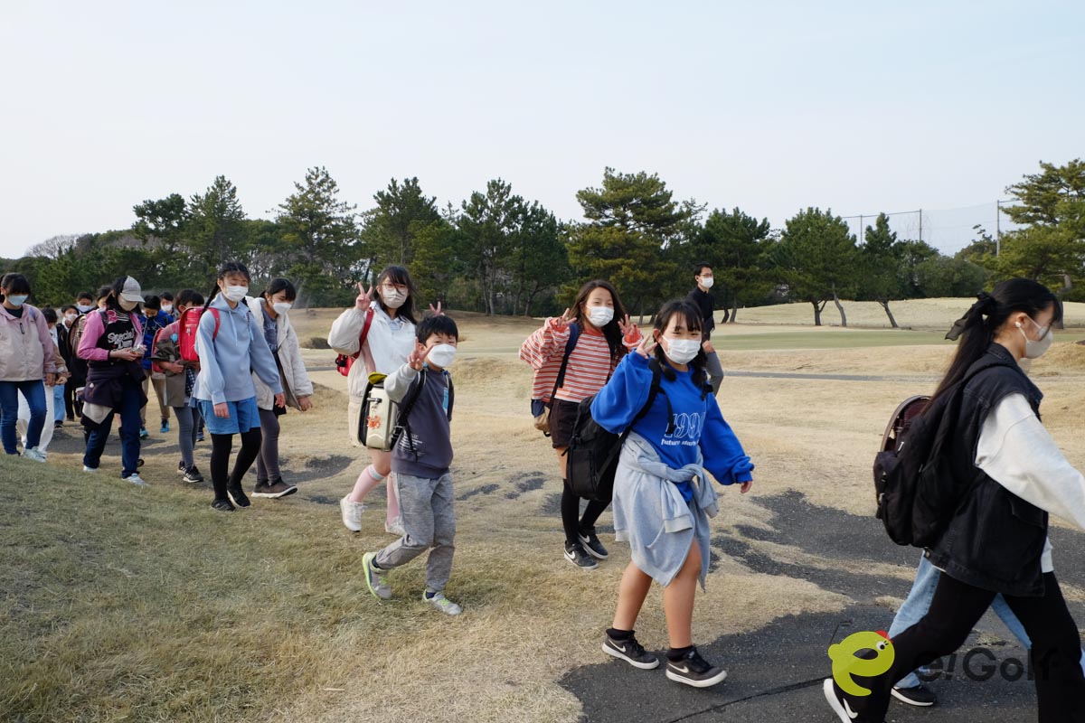 〈茅ヶ崎市 卒業記念「Special Days」 in GDO茅ヶ崎ゴルフリンクス〉での浜須賀小の児童たち