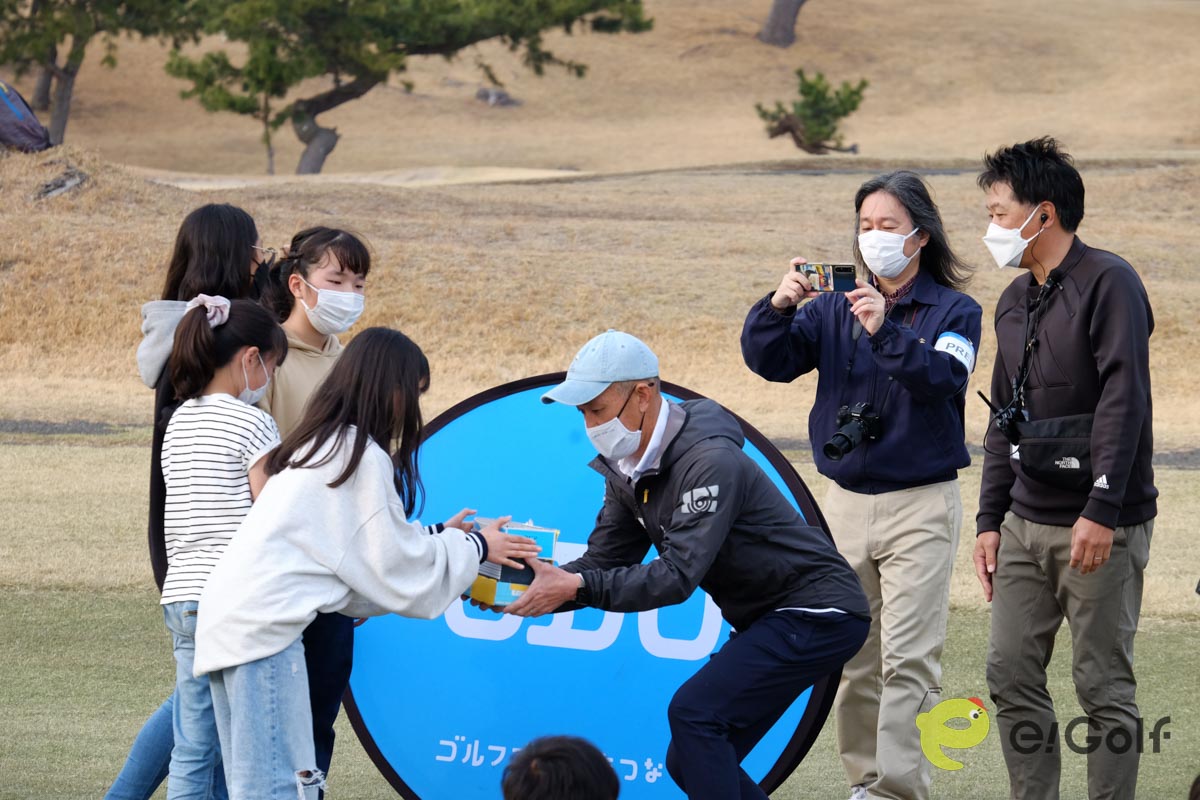 浜須賀小SDGs委員会からえんぴつの寄贈を受けるGDO茅ヶ崎ゴルフリンクスの伊藤修武ゼネラルマネージャー