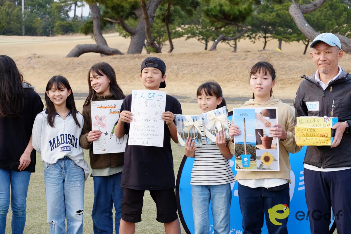 浜須賀小SDGs委員会の面々とGDO茅ヶ崎ゴルフリンクスの伊藤修武ゼネラルマネージャー