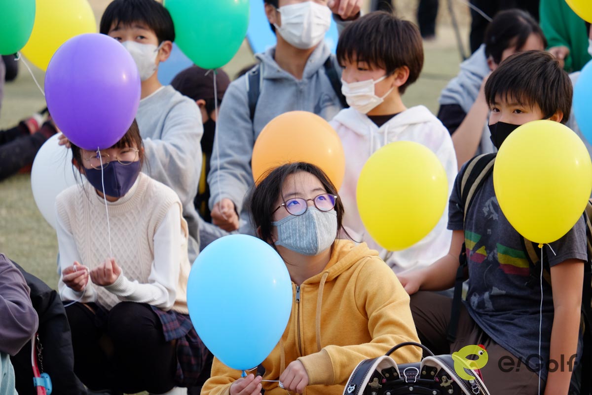 最後は希望を乗せた風船飛ばしで締めくくった