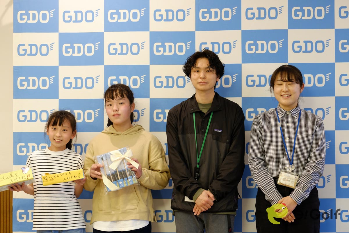 浜須賀小SDGs委員会の（左から）鹿川紗更副委員長と中山仁愛委員長、担当教諭のお二人