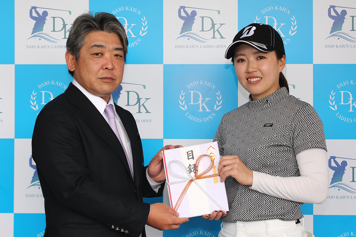 ホールインワン達成に笑みを浮かべる丹萌乃　写真：作田祥一