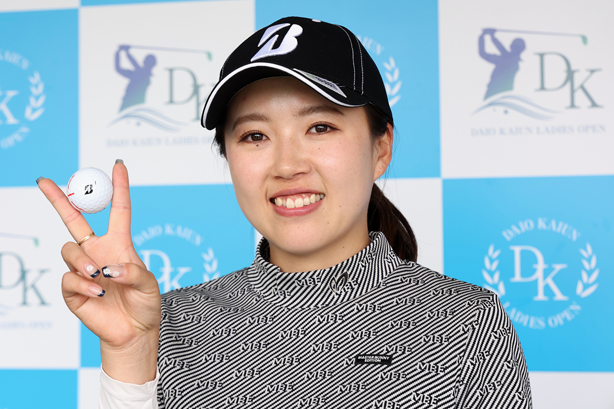 ホールインワン達成に笑みを浮かべる丹萌乃　写真：作田祥一