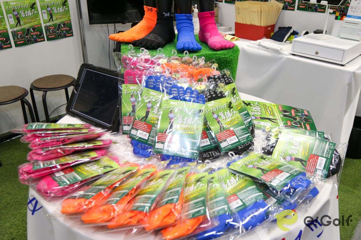 カラーやサイズは豊富な「ASTEN ゴルフ用ソックス『イーグルグリップ』」。価格は3300円（税込み）