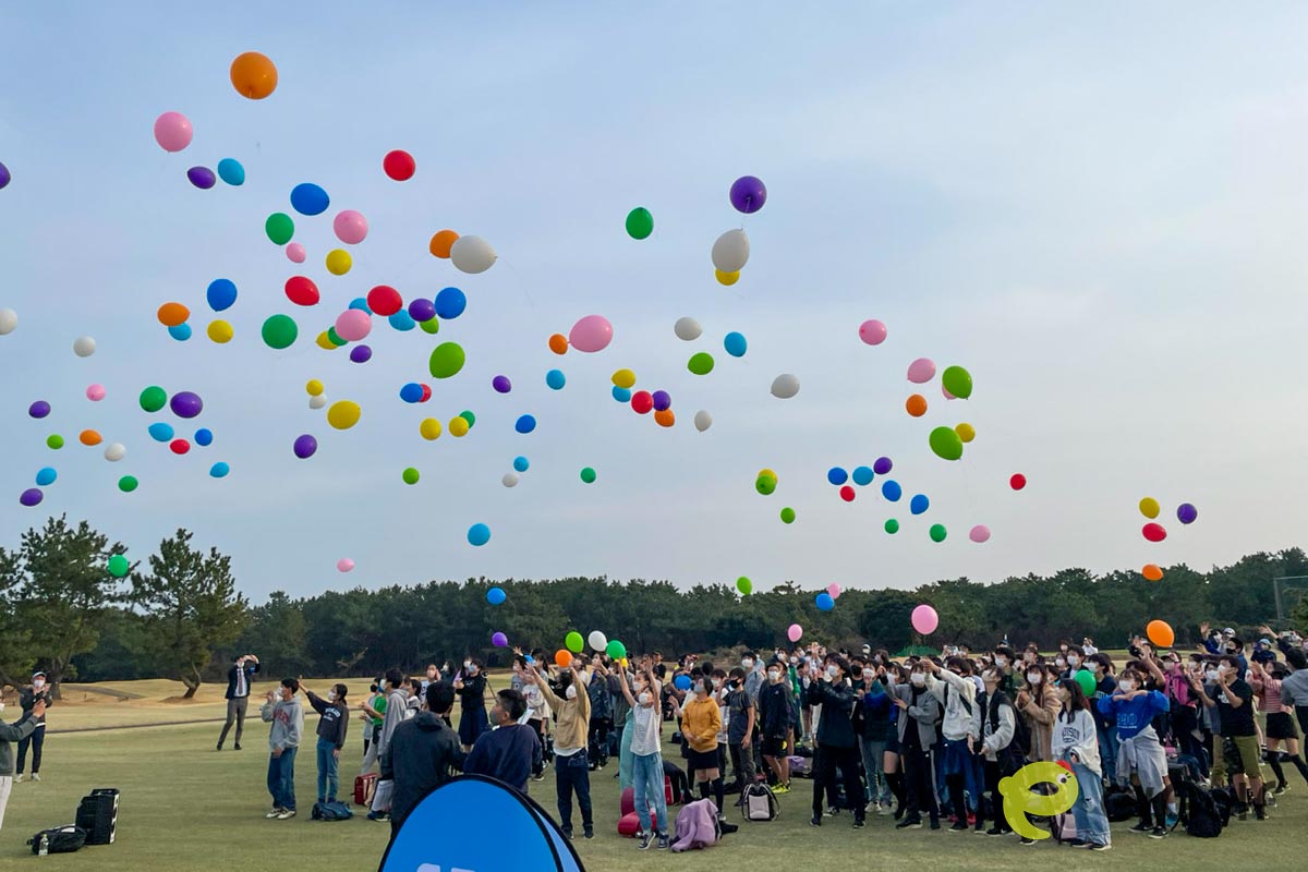 最後は希望を乗せた風船飛ばしで締めくくった