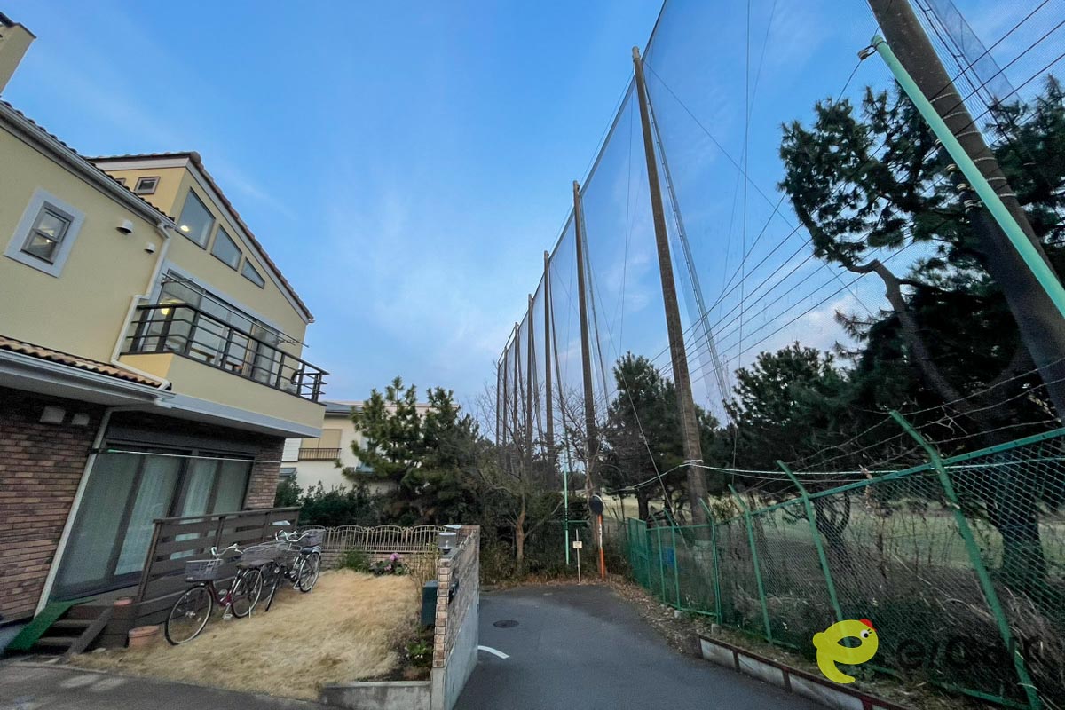 GDO茅ヶ崎ゴルフリンクスの外周は細い道1本を隔てて民家に隣接している