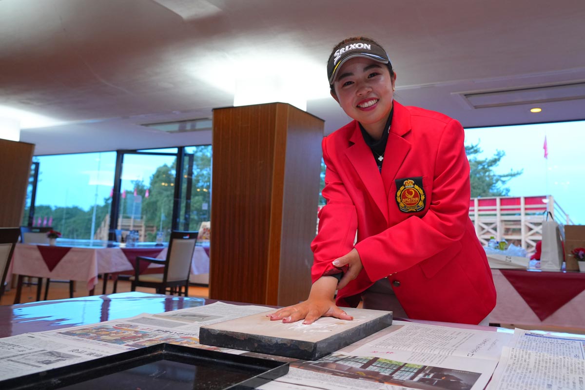 JLPGAツアーチャンピオンシップリコーカップ優勝後に手形を押す山下美夢有