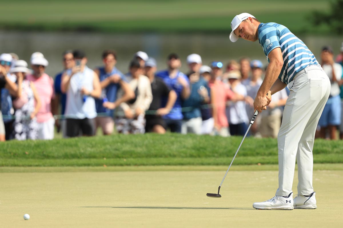 ダウンブロー気味にストロークするジョーダン・スピースはロフト4度のパターを愛用する　写真：Getty Images