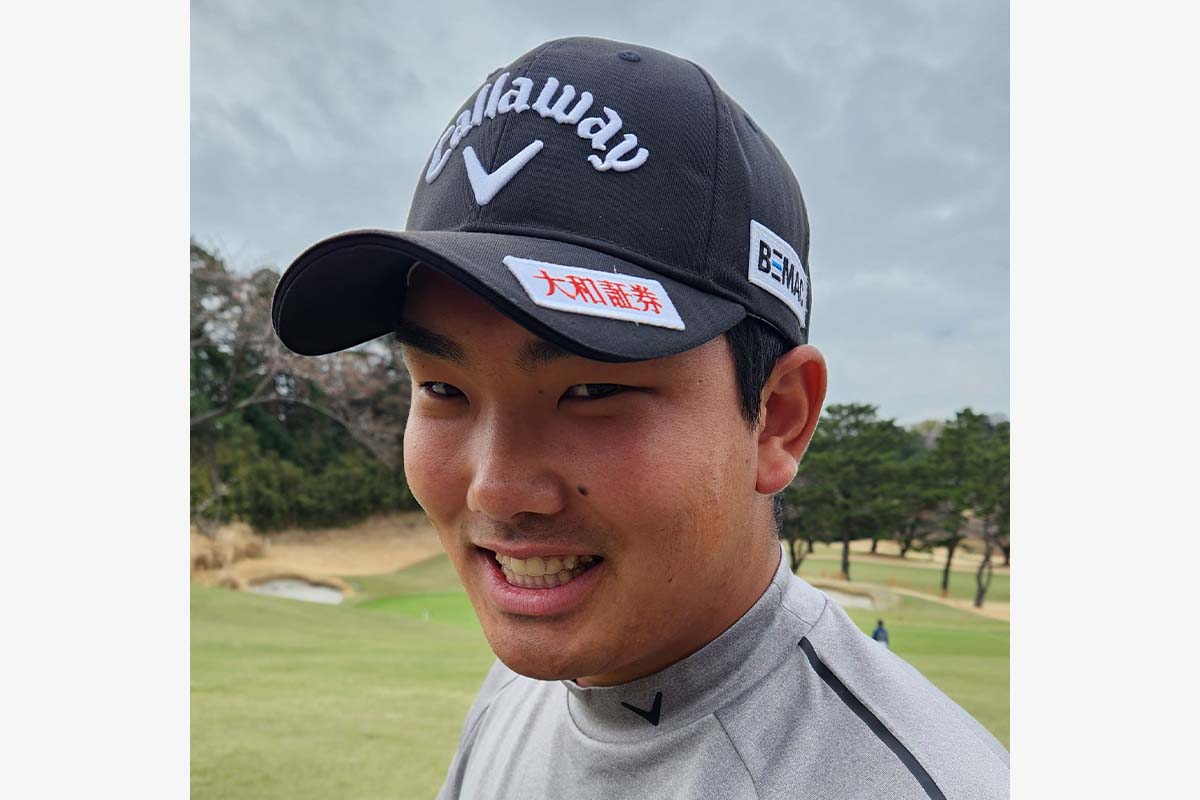 左つば部分に大和証券のロゴが入ったキャップ