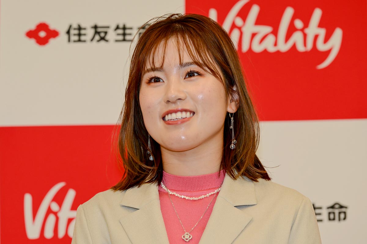 寄付金の贈呈式に出席した西村優菜