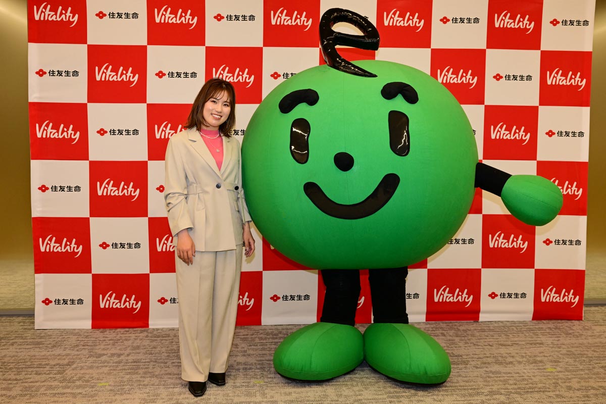 こどもエコクラブのゆるキャラ「エコまる」と西村優菜