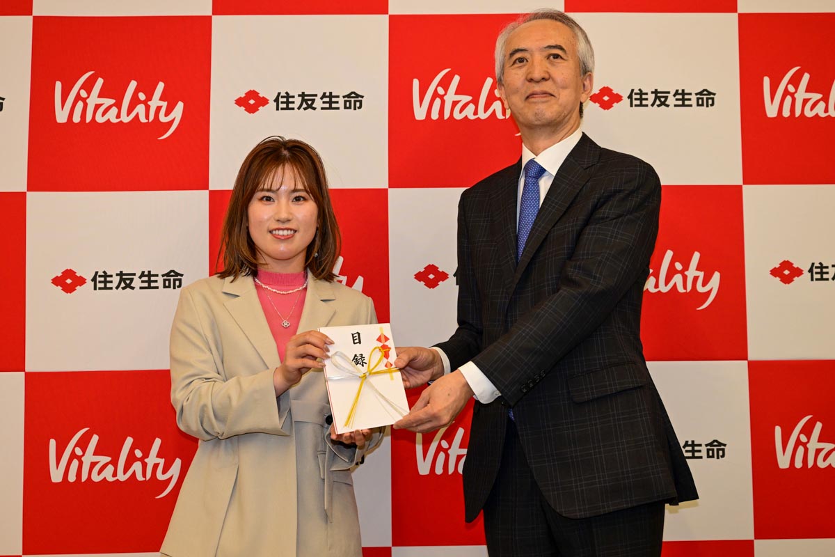 日本環境協会常務理事・山縣秀則氏に目録を手渡す西村優菜