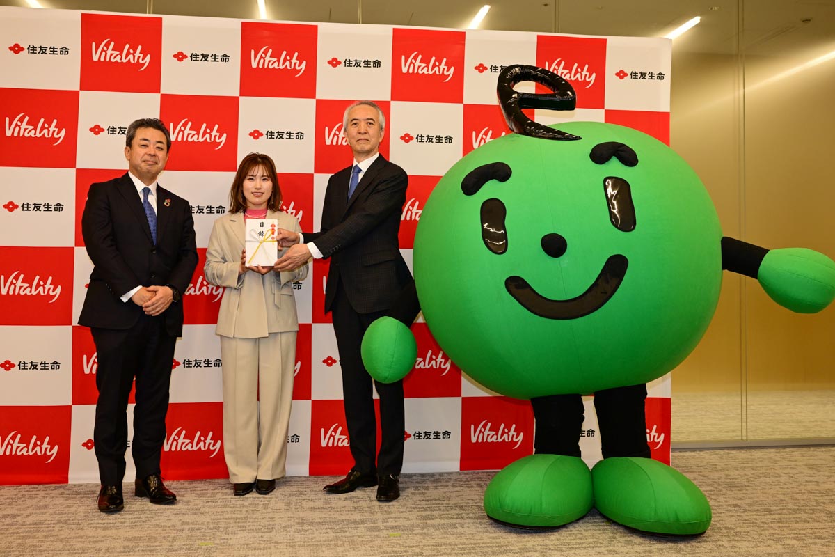 左から住友生命・高田幸徳社長、西村優菜、日本環境協会常務理事・山縣秀則氏