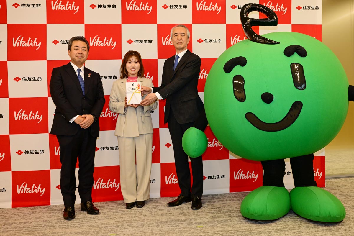 左から住友生命・高田幸徳社長、西村優菜、日本環境協会常務理事・山縣秀則氏