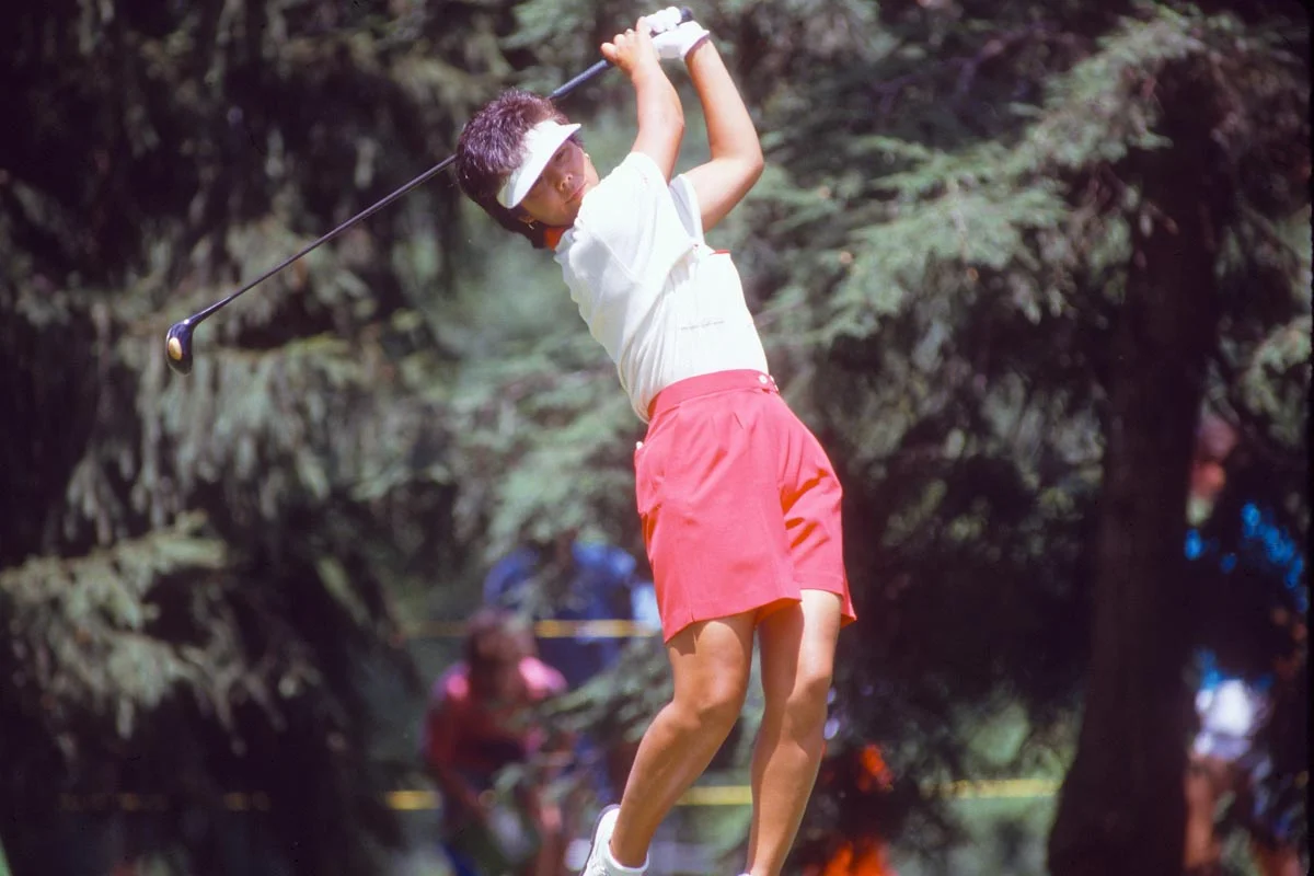 ニーアクションを積極的に使う岡本綾子、全盛期のスイング　写真：Getty Images