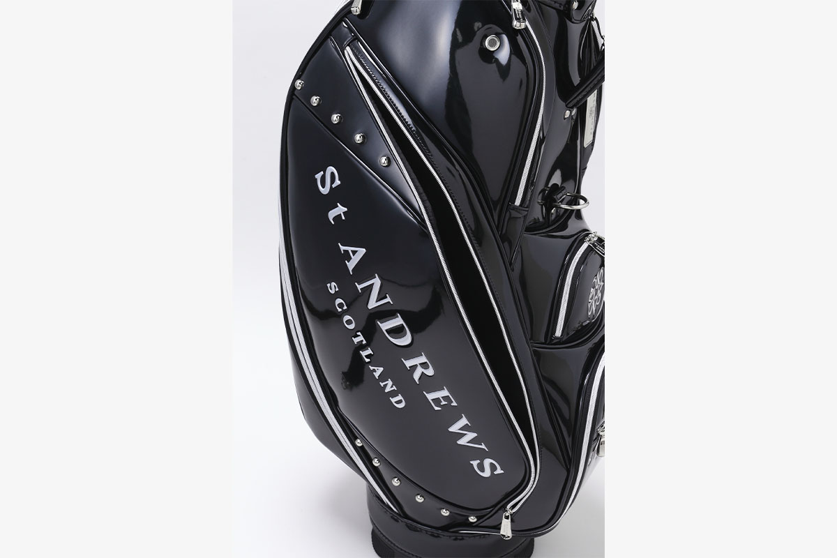 ロゴとスタッツが目立つ側面部全面ポケット