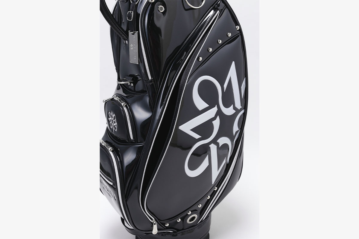 ロゴとスタッツが目立つ側面部全面ポケット