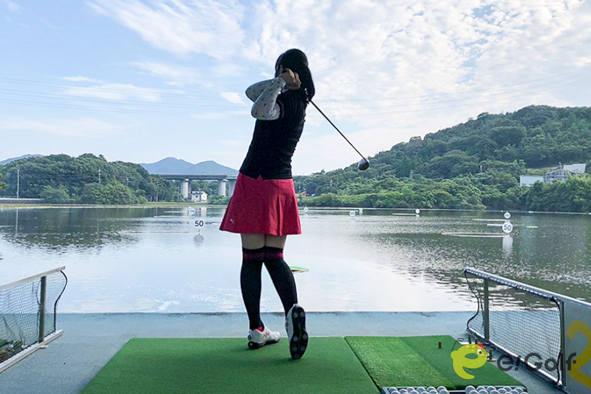 写真は相生水上ゴルフセンター。打席の前にため池が広がる景色は壮観！ ぜひ一度足を運びたい場所です