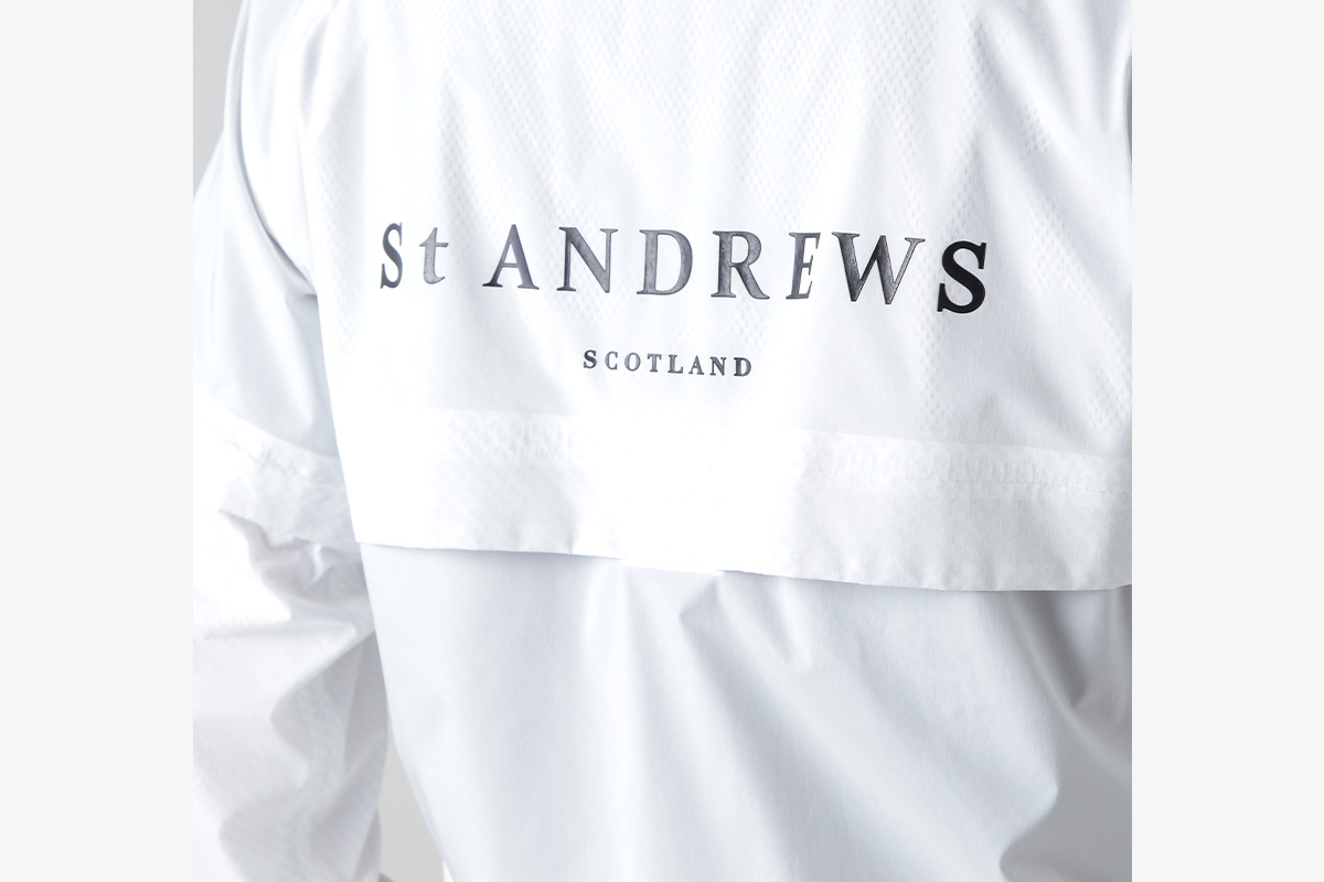 バックスタイルにあしらったSt ANDREWSのロゴ