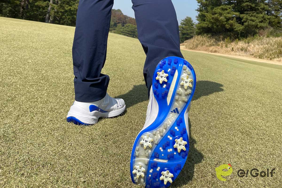 斜面での安定感も抜群。ドライバーショットでも地面をしっかりと蹴れる