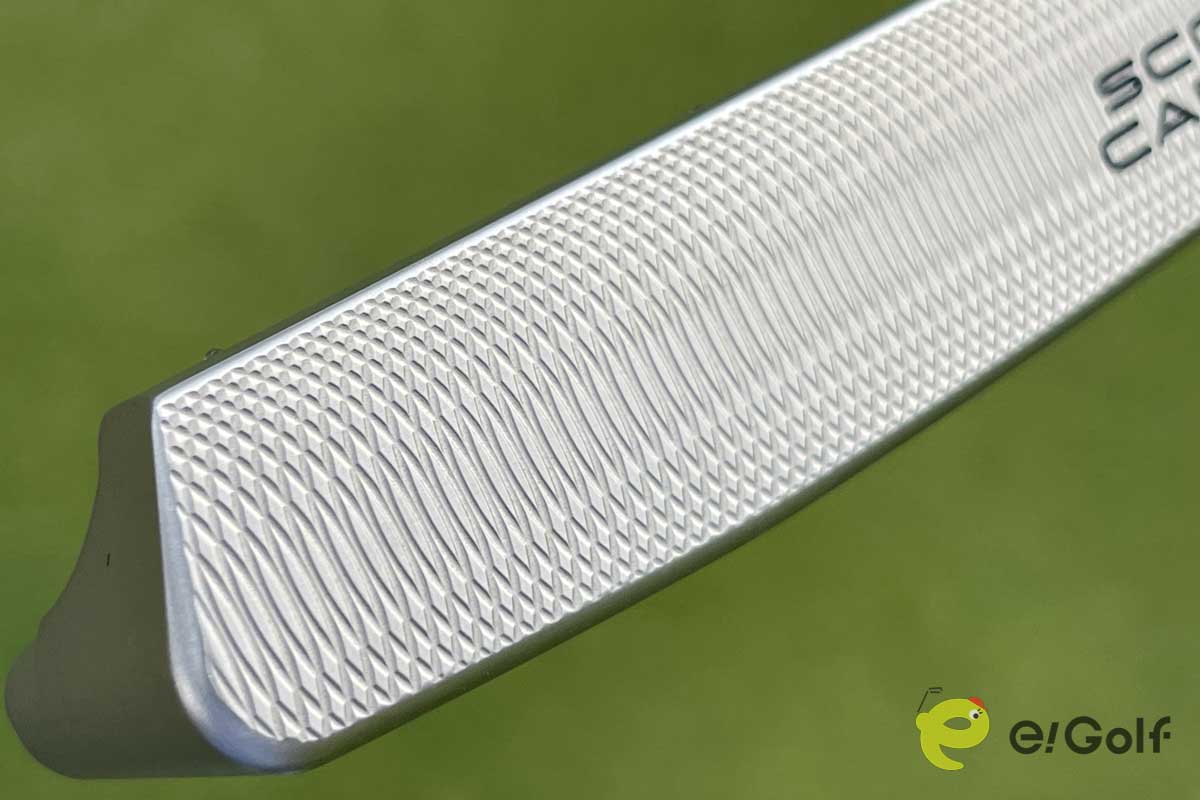 最新モデルから採用された「デュアルミルド」フェーステクノロジー。打感と打ち出し速度が一致してくれる