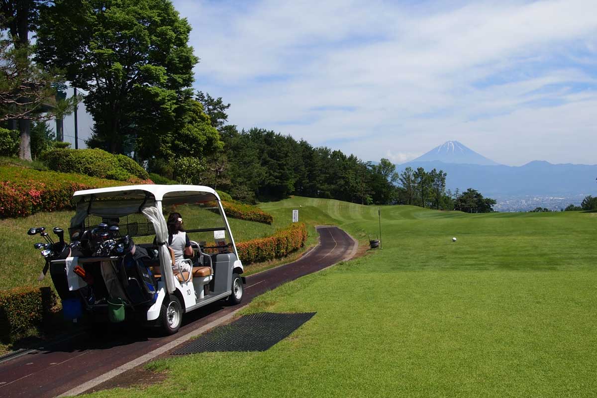 カートナビに表示された前組カートの位置によっては、なかなかティーショットを打てないこともある　写真:AC
