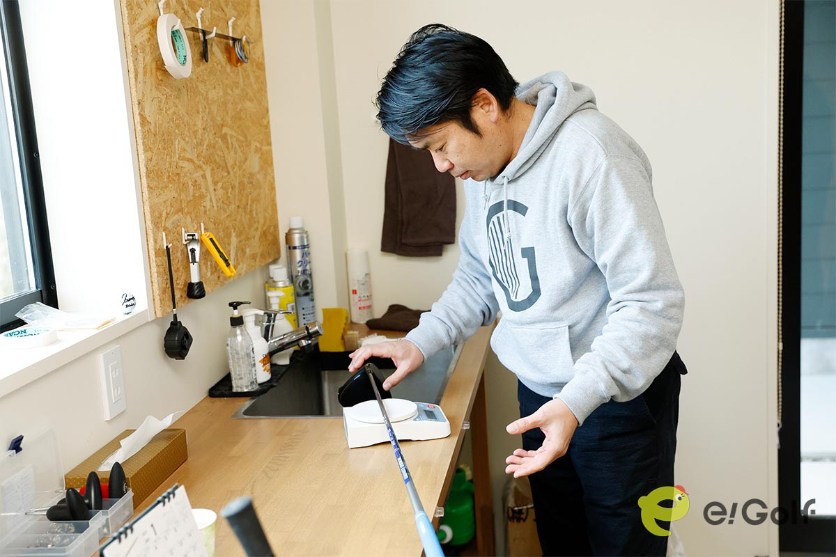 グラファイトデザインの女子ツアーを担当する小林寿久さん　写真：山上忠