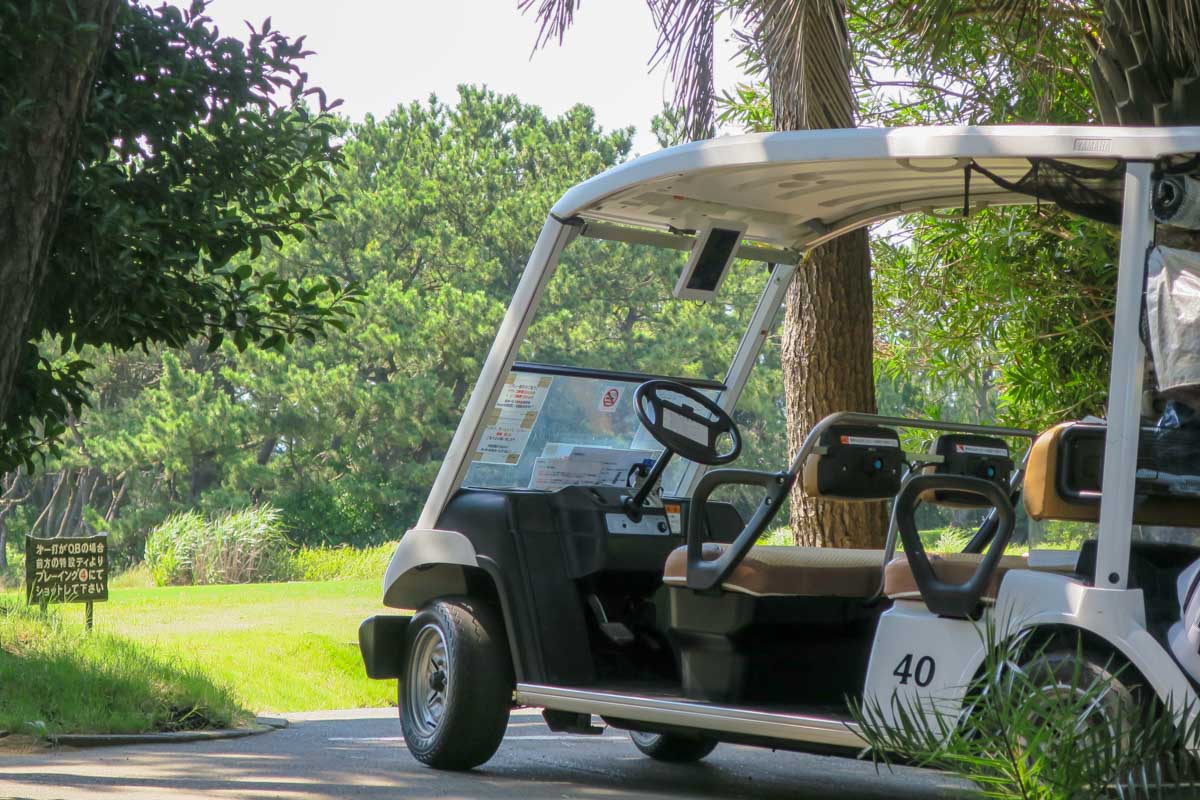 クラブを忘れた旨をカートの無線機や携帯電話でマスター室に伝えるようにしよう　写真：AC