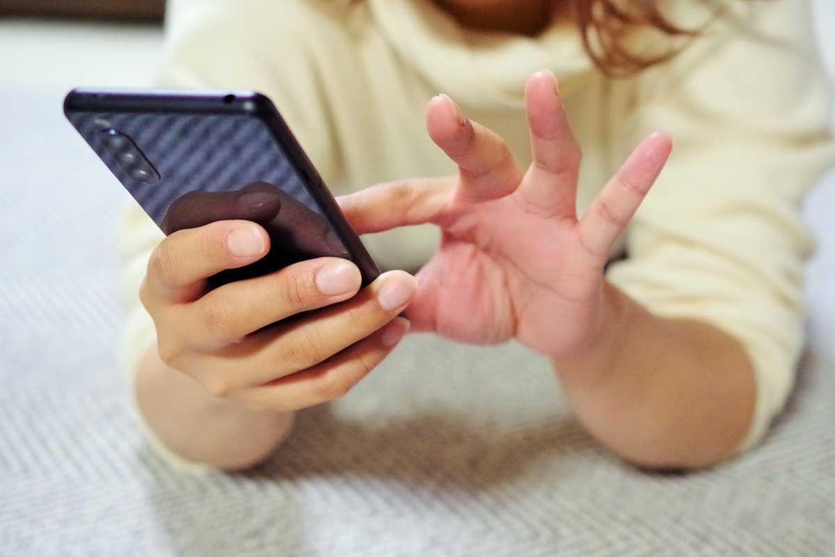 女子プロは家族との食事が終わったら、ホテルでスマートフォンに興じることが多いという 写真:AC