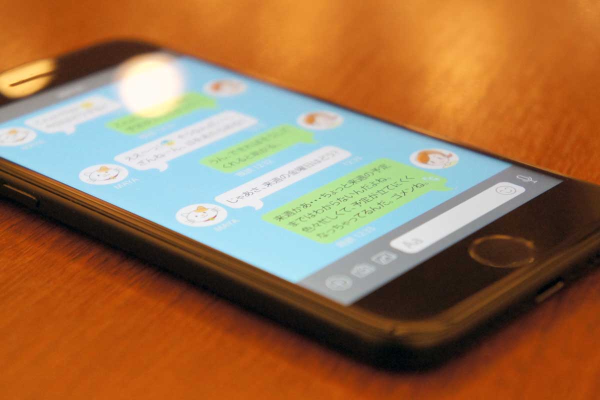 通話はしないまでもSNSのやりとりに夢中というのもマナー的には…　写真：AC