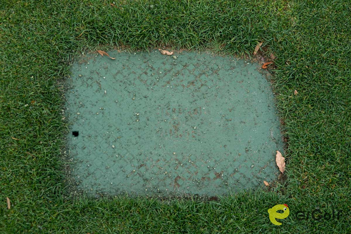 コース内にはマンホールのふたや地下鉄の通気口のようなものが多数。この下にはサブエアシステムが設置されている