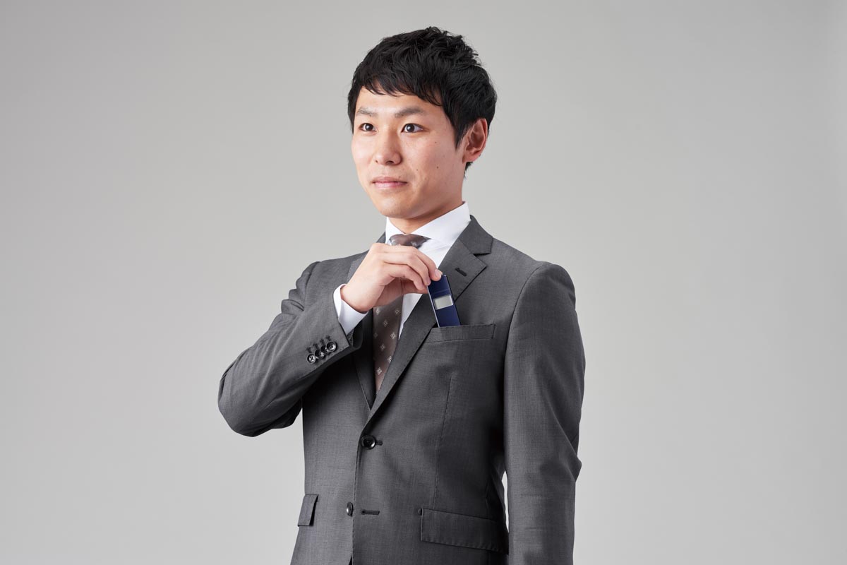 タニタの一般向けアルコールチェッカー「EA-100」。市場では5000円前後で売られている