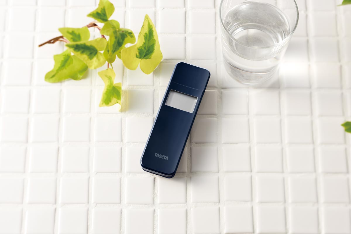 タニタの一般向けアルコールチェッカー「EA-100」。市場では5000円前後で売られている