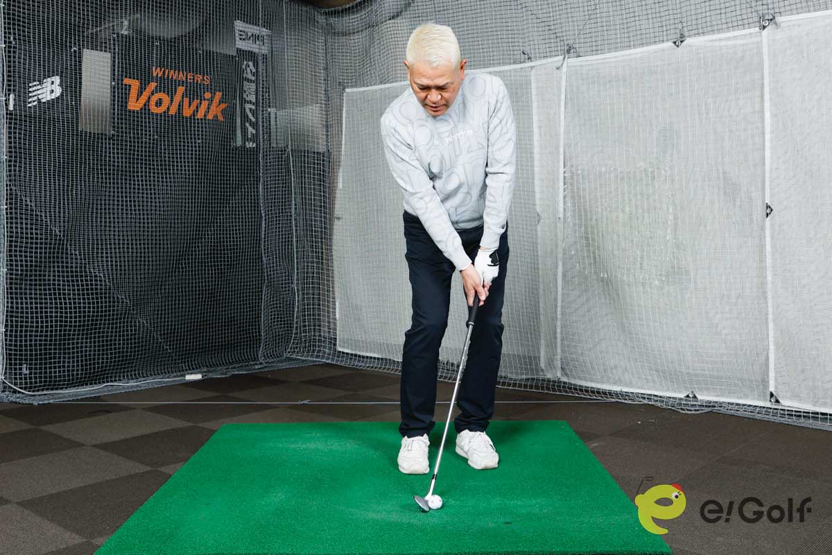 右足を後ろに引いてツマ先立ちし、左足体重のままスイング。スイング軌道が安定し、クリーンにボールを打てる