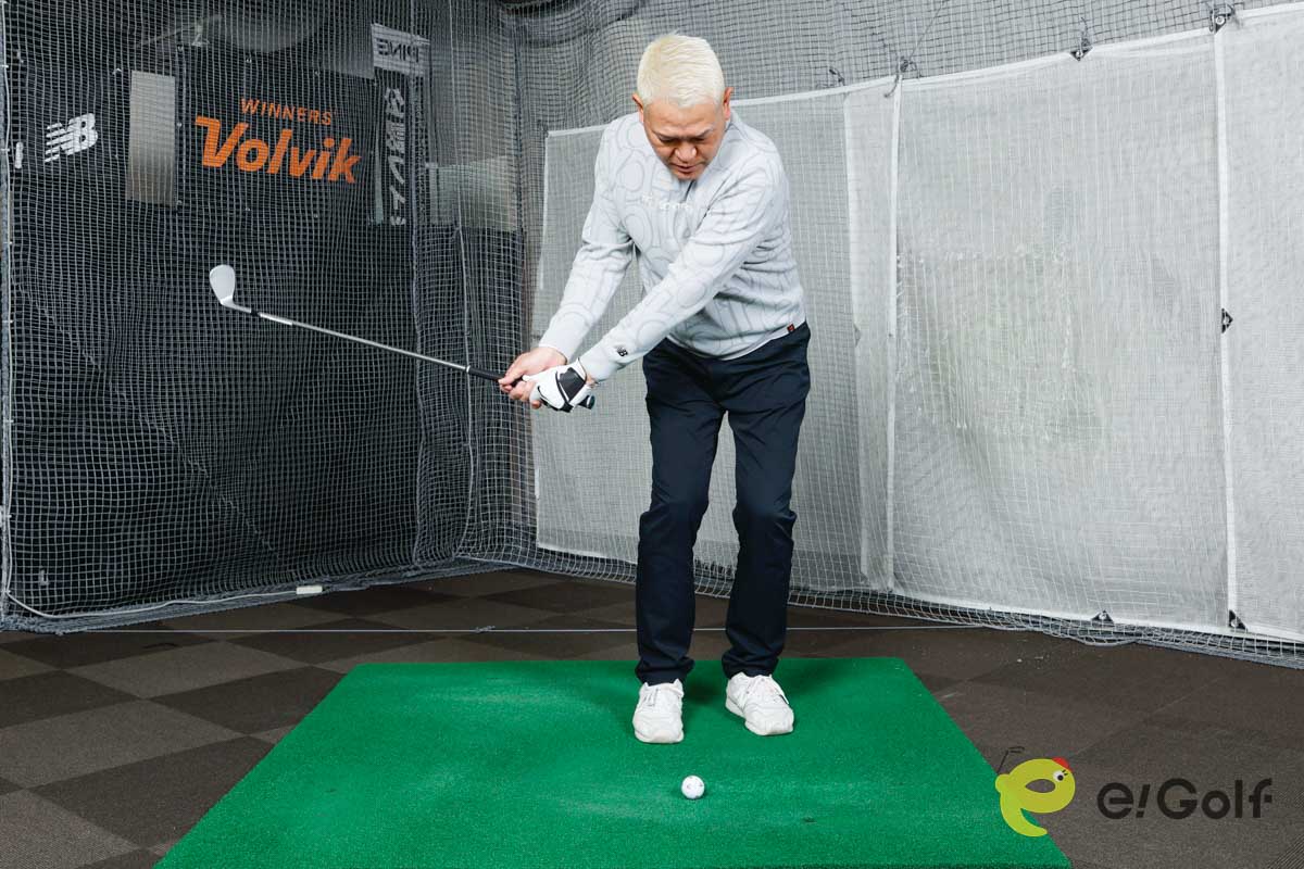 右足を後ろに引いてツマ先立ちし、左足体重のままスイング。スイング軌道が安定し、クリーンにボールを打てる
