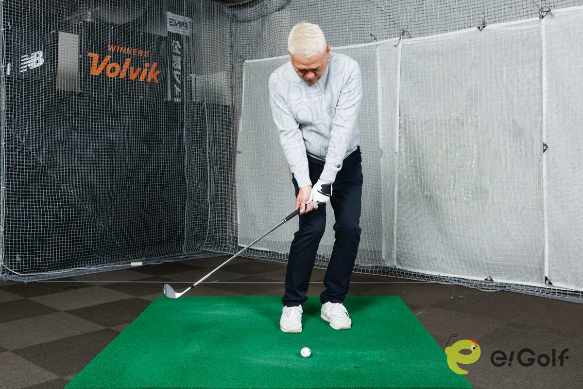 右足を後ろに引いてツマ先立ちし、左足体重のままスイング。スイング軌道が安定し、クリーンにボールを打てる